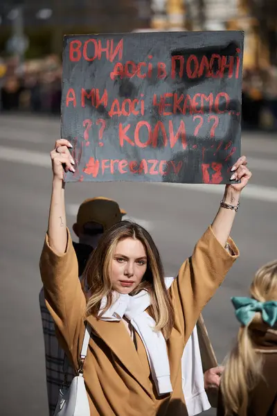 Jeune Femme Ukrainienne Posant Avec Une Bannière Ils Sont Toujours — Photo