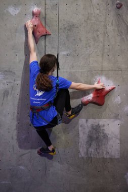 Genç kız Ukrayna 'da profesyonel hızlı tırmanma yarışmasına katılıyor. Kyiv - 6 Mart 2024