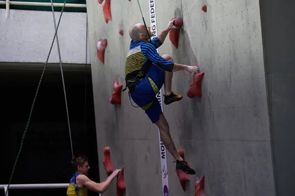 Male Climber Wearing Harness Climbs Wall Indoor Speed Climbing Competition — Stock Photo, Image