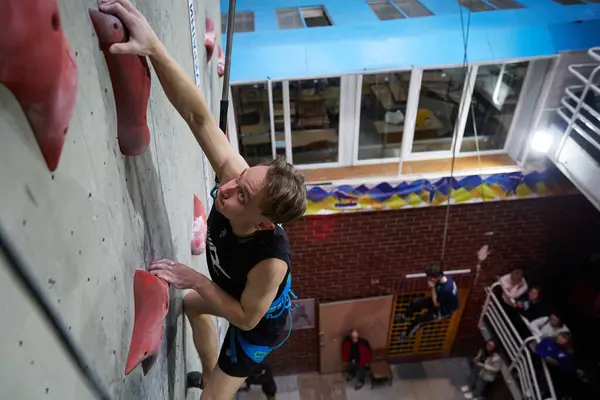 Young Athlete Climbs Climbing Wall Professional Indoor Speed Climbing Contest — Stock Photo, Image