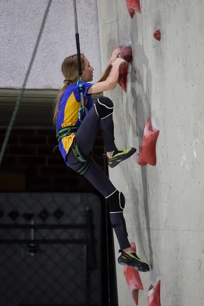 Speed Climber Goes Vertical Wall Professional Indoor Climbing Competition Ukraine — Stock Photo, Image