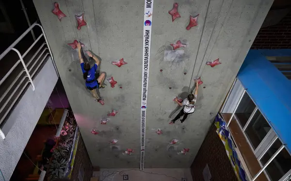 Yong Ukrainian Climbers Compete Professional Speed Climbing Competition Indoor Speed — Stock Photo, Image