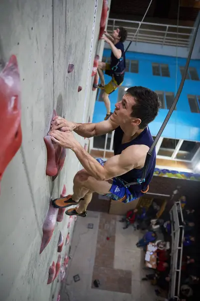 Male Climbers Compete Speed Climbing Vertical Wall All Ukrainian Indoor — Stock Photo, Image