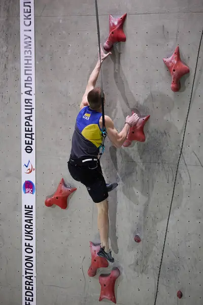 Strong Young Climber Goes Top Vertical Wall Speed Climbing Competition — Stock Photo, Image
