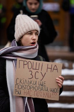 Genç aktivist, belediye meclisi önünde düzenlenen mitingde 