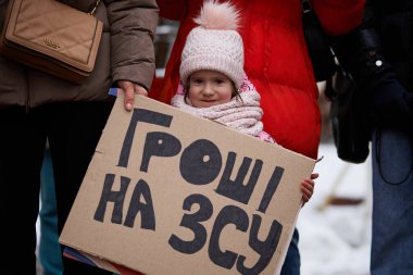 Ukraynalı küçük bir kız Ukrayna 'da askeri bütçenin artırılması için düzenlenen bir halk gösterisinde 