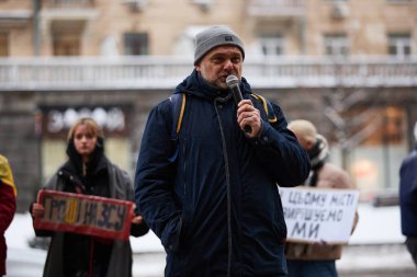 Groshi Na ZSU (Ordunun Parası) örgütünün Ukraynalı eylemcisi Ukrayna 'da yolsuzluğa karşı düzenlenen bir gösteride mikrofonla konuşuyor. Kyiv - 10 Şubat 2024