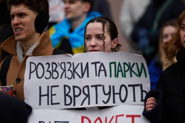 Genç Ukraynalı kadın, yolsuzluğa karşı düzenlenen mitingde 