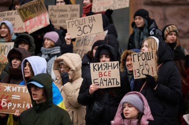 Ukraynalı aktivist grubu, 10 Şubat 2024 'te Kyiv' deki belediye binası önünde düzenlenen mitingde 