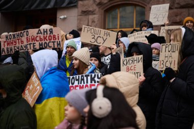 Ukraynalı aktivistlerin şehir meclisi önünde toplanması. İnsanlar savunma harcamalarının artırılmasını talep ediyor. Kyiv - 10 Şubat 2024