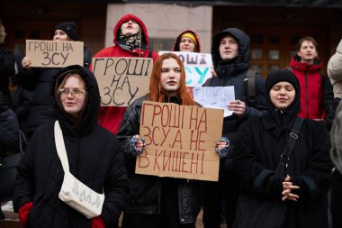 Genç Ukraynalılar ellerinde 