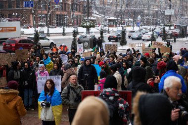 Ukraynalı büyük bir grup aktivist, yolsuzluğu protesto etmek için şehir idaresi önünde toplanıyor. Kyiv - 10 Şubat 2024