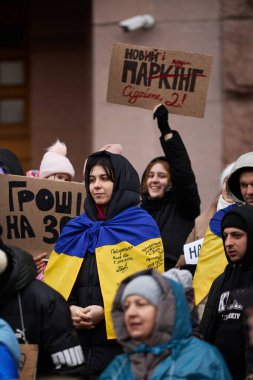 Genç Ukraynalı vatanseverler kentte yeni tesisler inşa edilmesini protesto ettiler ve askeri bütçe artırılmasını talep ettiler. Kyiv - 10 Şubat 2024