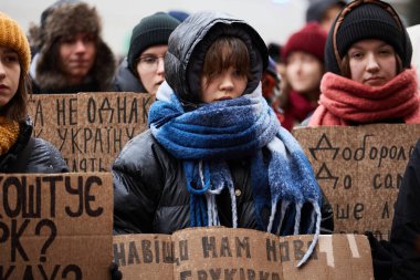 Genç Ukraynalı aktivistler, savunma bütçesinin artırılmasını talep eden pankartlar taşıyorlar. Kyiv - 10 Şubat 2024