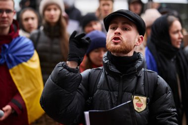 Karizmatik Ukraynalı aktivistin portresi yolsuzluğa karşı bir halk gösterisi üzerine konuşuyor. Kyiv - 10 Şubat 2024