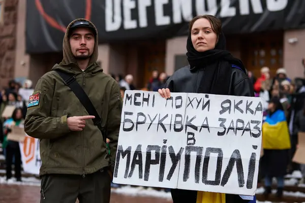 Ukrainska Aktivister Poserar Med Fana Jag Bryr Mig Inte Vad — Stockfoto