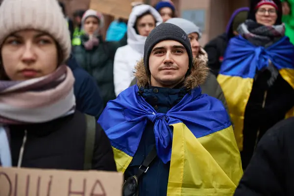 Ukrayna Nın Ulusal Bayrağını Omuzlarında Taşıyan Neşeli Ukraynalı Vatansever Askeri — Stok fotoğraf