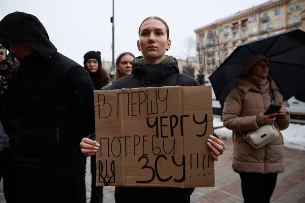 Молодая Украинка Держит Плакат Армия Первом Месте Демонстрации Увеличение Военного — стоковое фото
