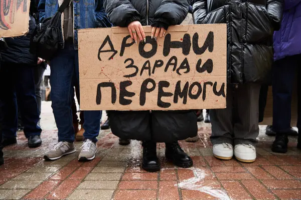 Украинский Активист Держит Плакат Беспилотники Победу Демонстрации Увеличение Военного Бюджета — стоковое фото
