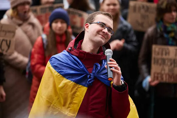 Glada Ukrainska Aktivist Bär Ukrainas Nationella Flagga Axlarna Talar Mikrofon — Stockfoto