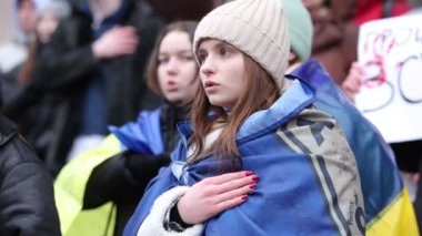 Ukraynalı vatansever kız barışçıl bir gösteride Ukrayna ulusal ilahisini söylüyor. Kyiv - 10 Şubat 2024