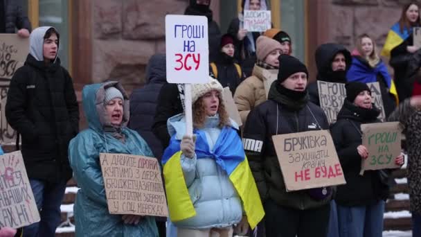 Ukrainische Patrioten Skandieren Bei Einer Demonstration Zur Erhöhung Des Militärbudgets — Stockvideo