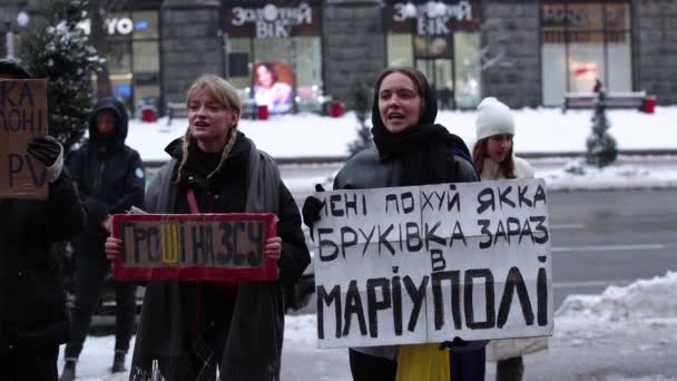 Money Army という旗を持つウクライナの活動家は ウクライナの一般集会で 自由な国 透明な予算 を唱えている キエフ 2024年2月10日 — ストック動画