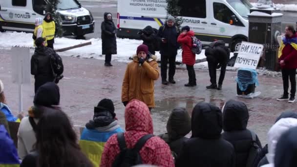 Aktivis Ukraina Berbicara Dalam Mikrofon Tentang Pentingnya Dukungan Dari Angkatan — Stok Video