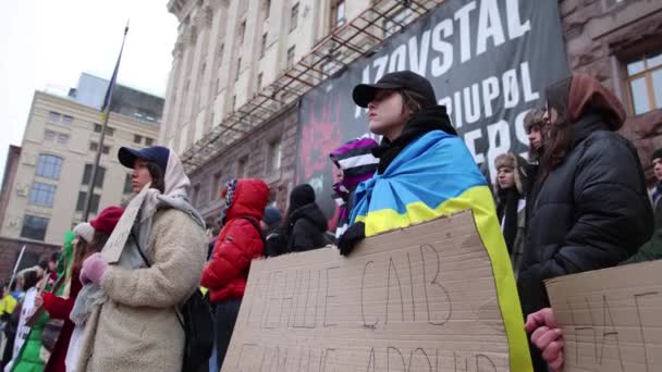 어깨에 깃발을 우크라이나 애국가 예산의 인상에 집회에 드론배너를 보유하고 있습니다 — 비디오