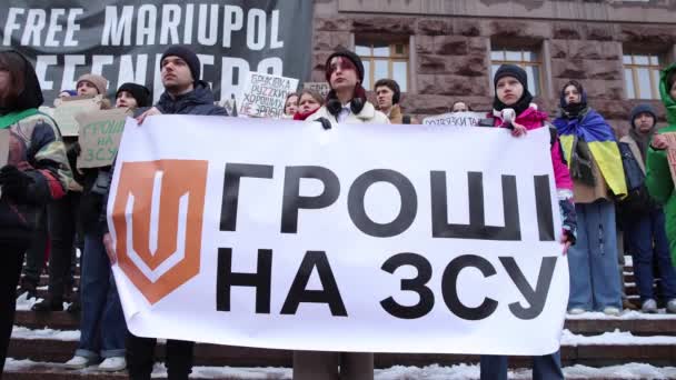 ウクライナの活動家たちは Groshi Zsu 軍のお金 という旗を掲げ を唱えている キエフ市議会での集会 2024年2月10日 — ストック動画