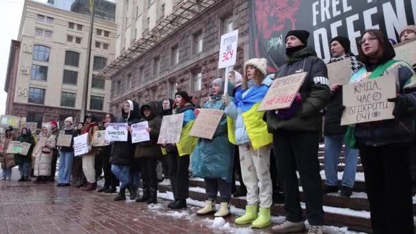ウクライナの大勢の人々が と唱えている あなたがたはわたしたちに耳を傾けるであろう 市長のオフィスビルで 汚職に反対するデモを行いました キエフ 2024年2月10日 — ストック動画