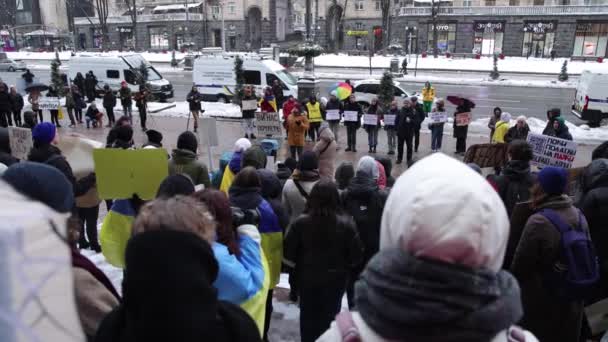 ウクライナの活動家は 軍事予算を増額し ウクライナの腐敗と戦う平和的なデモで大規模な愛国的な若者の前で話しています キエフ 2024年2月10日 — ストック動画