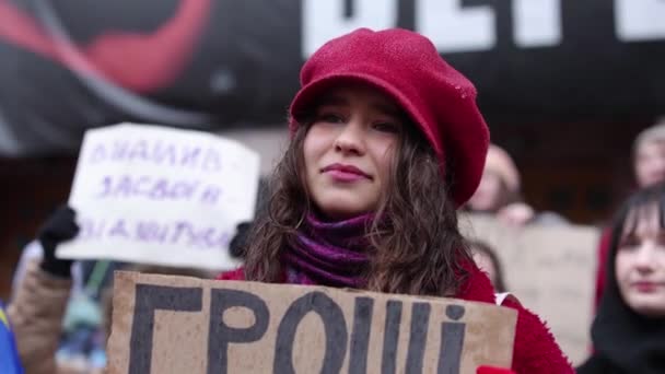 Junger Ukrainischer Aktivist Hält Ein Banner Mit Der Aufschrift Money — Stockvideo