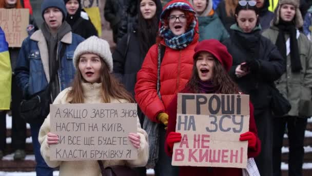Jóvenes Activistas Ucranianos Sostienen Pancartas Dinero Ejército Corean Oficina Ciudad — Vídeos de Stock