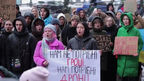 乌克兰积极分子高喊 一个团结的乌克兰 我们不需要钱 我们需要无人驾驶飞机 的标语 举行公众示威 2024年2月10日 — 图库视频影像