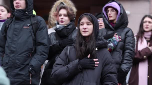 Patriotas Ucranianos Cantan Himno Nacional Una Manifestación Pública Kiev Febrero — Vídeo de stock