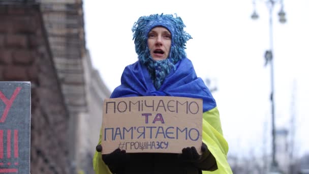 ウクライナの愛国者は ウクライナに栄光を帰し 敵に死をもたらす 公のデモンストレーションで 私たちは見て覚えている という旗を掲げている キエフ 2024年2月10日 — ストック動画