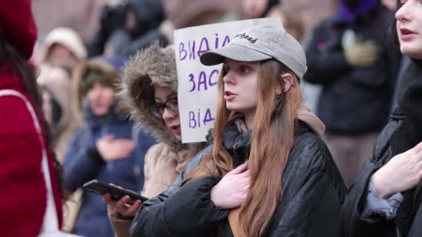 Ουκρανοί Πατριώτες Τραγουδούν Τον Εθνικό Ύμνο Της Ουκρανίας Δημόσια Διαδήλωση — Αρχείο Βίντεο