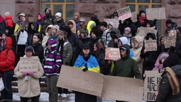 ウクライナの活動家の大規模なグループは 汚職と軍事予算の増加に対する要求に抗議するために市役所の前に集まった キエフ 2024年2月10日 — ストック動画