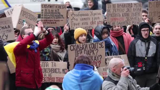 年轻的乌克兰积极分子在公共示威中高唱 我们在一起 你不能打败我们 2024年2月10日 — 图库视频影像