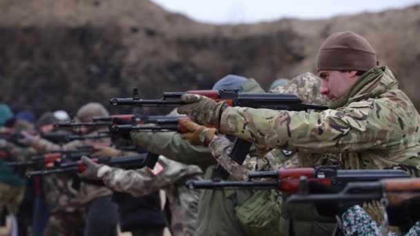 Atış Poligonunda Tüfekli Ukraynalı Askerler Eğitim Görüyor Sivil Ukraynalılar Askeri — Stok video
