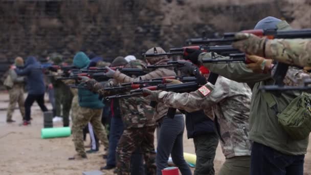 ウクライナ人のグループは射撃範囲で武器で訓練します ウクライナの民間人は国を守る準備をしている キエフ 2024年1月27日 — ストック動画