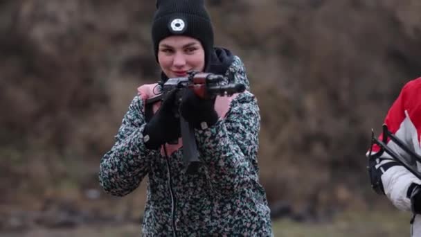 年轻的乌克兰女孩练习用卡拉什尼科夫冲锋枪在射击场上射击 2024年1月27日 — 图库视频影像