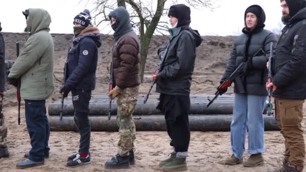 射撃範囲のウクライナ人のトレーニングのグループ 民間人はウクライナの軍用ポリゴンに武器を使用する練習をしている キエフ 2024年1月27日 — ストック動画