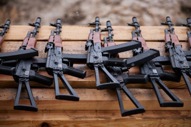 Atış poligonunda AK 74 tüfek. Ukrayna 'da askeri bir çokgen üzerinde taktiksel eğitim için havalı silahlar. Kyiv - 27 Ocak 2024