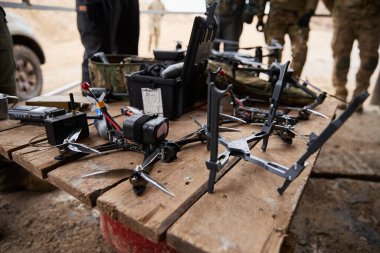 El yapımı FPV insansız hava araçları yakın planda. Ukrayna - 27 Ocak 2024