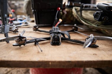 Ukrayna FPV insansız hava aracı yaklaşıyor. Rus araçlarını yok etmek için Ukrayna Silahlı Kuvvetleri (AFU) tarafından kullanılan özel yapım karbon helikopter. Kyiv - 27 Ocak 2024