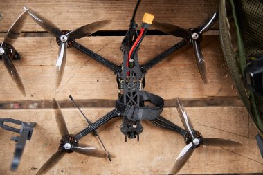 Ukrayna ordusu tarafından Rus tanklarını ve ağır makineleri yok etmek için kullanılan el yapımı FPV bombardıman uçağı iskeleti. Kyiv - 27 Ocak 2024