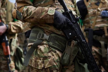 Ukraynalı askerler atış poligonunda havalı tüfekle eğitim görüyorlar. Bir grup AFU dövüşçüsü dışarıda taktik eğitimi alıyor. Kyiv - 9 Mart 2024