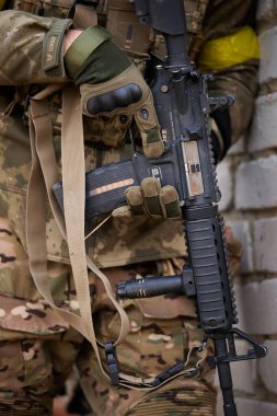 Ukraynalı asker havalı tüfekle pratik yapıyor. Kyiv - 9 Mart 2024